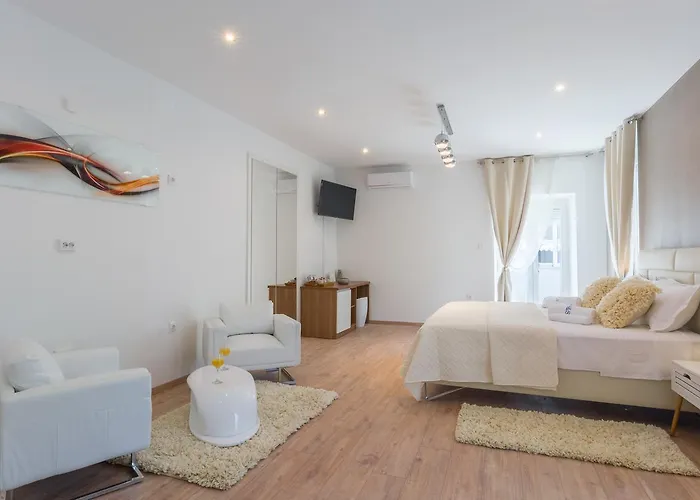 Sea & Sun With Private Parking 扎达尔